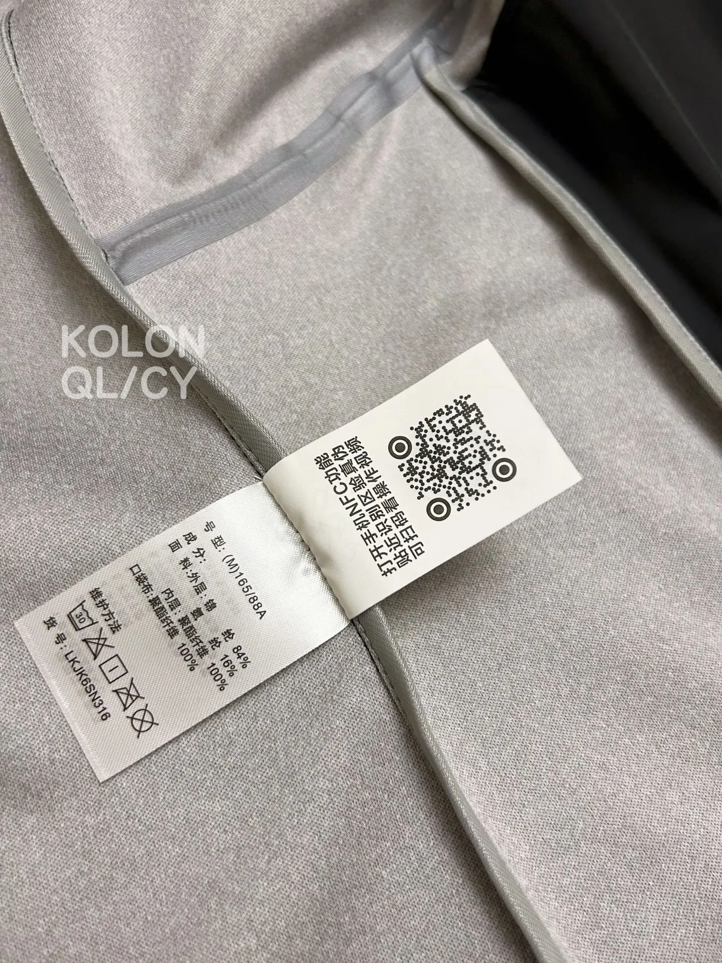 G Women's Year of the Horse Limited Edition KOLON SPORT/Kolon Women's Year of the Horse Limited Soft Shell Hooded Jacket Women's Full Body Seamless Laminated Jacket Outdoor Casual Sportswear 2026 Year of the Horse "Ride the Horse into the Wind" New Year Limited Series, inspired by the Yunnan Tea Horse Road, combining the tenacity of the horse with the cultural heritage of the ancient road, it is an urban light outdoor hiking Series, taking into account outdoor functions and the sense of New Year rituals. With an integrated hood, it is specially designed for Asian women to optimize the waist curve. The drawstring on the side can adjust the waistline, making it look slimmer but not bloated. It is suitable for commuting and light outdoor use. Windproof: Blocks the intrusion of cold wind, and with the stand-up collar and hood, it can withstand 10℃ cold wind. Water-repellent: DWR water-repellent treatment, water droplets will slide off directly when splashed by light rain, coping with daily showers. High moisture permeability: Breathable membrane quickly discharges movement moisture and avoids sweating, making it suitable for long-term hiking and commuting. Lightweight and warm: Composite velvet lining Color: Black/White Size: S M L XL 2XL Size: S M L Within 145 pounds 2XL 70 46 115 Within 160 pounds